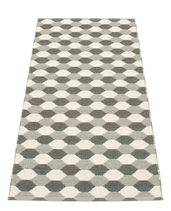 Dana Kunststoffteppich 70x160 in warmem Grau von Pappelina mit grafischem Muster. Robuster Teppich für Innen und Außen.